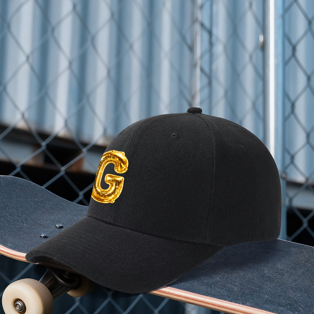 Outdoor Sport An - 調節可能なフリースビーニー1個、金色の文字「G」プリント柄、ユニセックスアウトドアスポーツスタイル。 結婚式に最適な贈り物、Pa